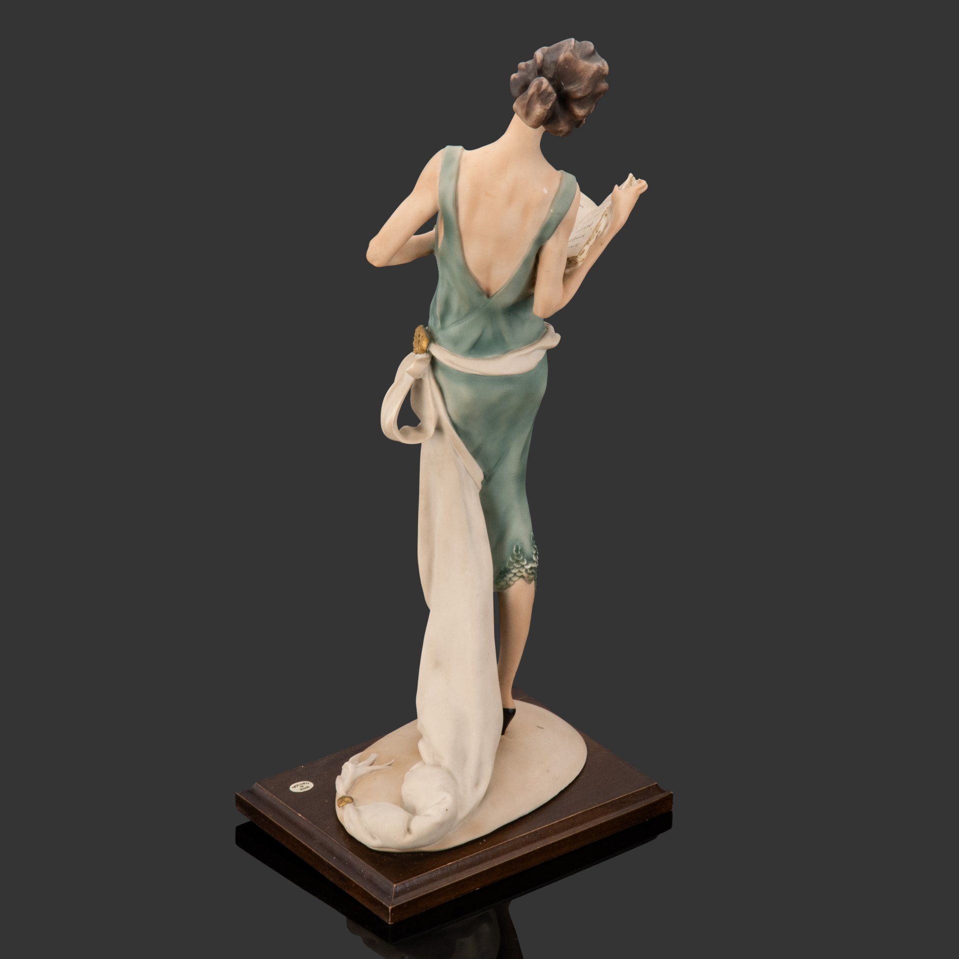Статуэтка на деревянной подставке в стиле Art Deco?  "Леди, читающая книгу", Venusarte, бисквит, крашение, Португалия, 1980-2000 гг.