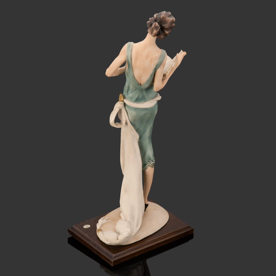 Статуэтка на деревянной подставке в стиле Art Deco?  "Леди, читающая книгу", Venusarte, бисквит, крашение, Португалия, 1980-2000 гг.