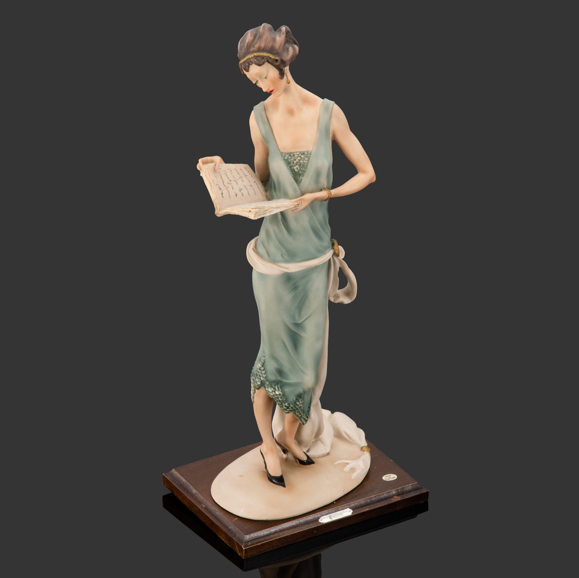 Статуэтка на деревянной подставке в стиле Art Deco?  "Леди, читающая книгу", Venusarte