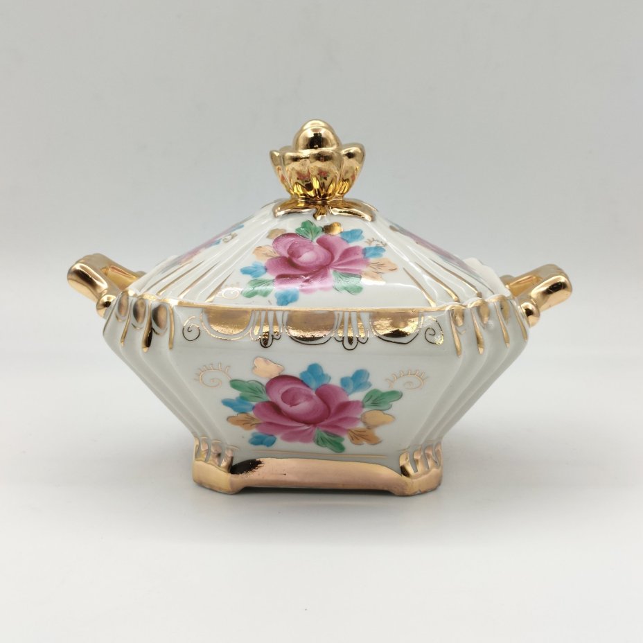 Сахарница, украшенная цветочным декором, фарфор, роспись, золочение, Объединение «Гжель», СССР, 1972-1985 гг.