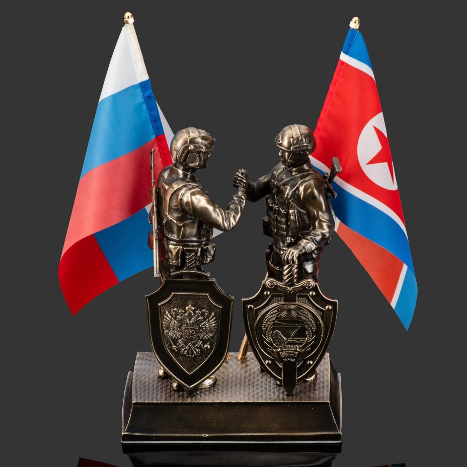 Скульптура "Дружба России и Кореи" (Бойцы Российской Федерации и Северной Кореи) (лимитированная серия), латунь, патинирование, полимерный материал, Российская Федерация, 2025 г.