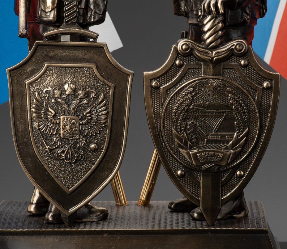 Скульптура "Дружба России и Кореи" (Бойцы Российской Федерации и Северной Кореи) (лимитированная серия)