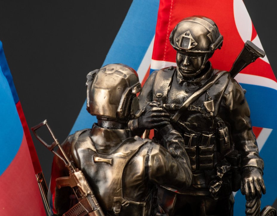 Скульптура "Дружба России и Кореи" (Бойцы Российской Федерации и Северной Кореи) (лимитированная серия)