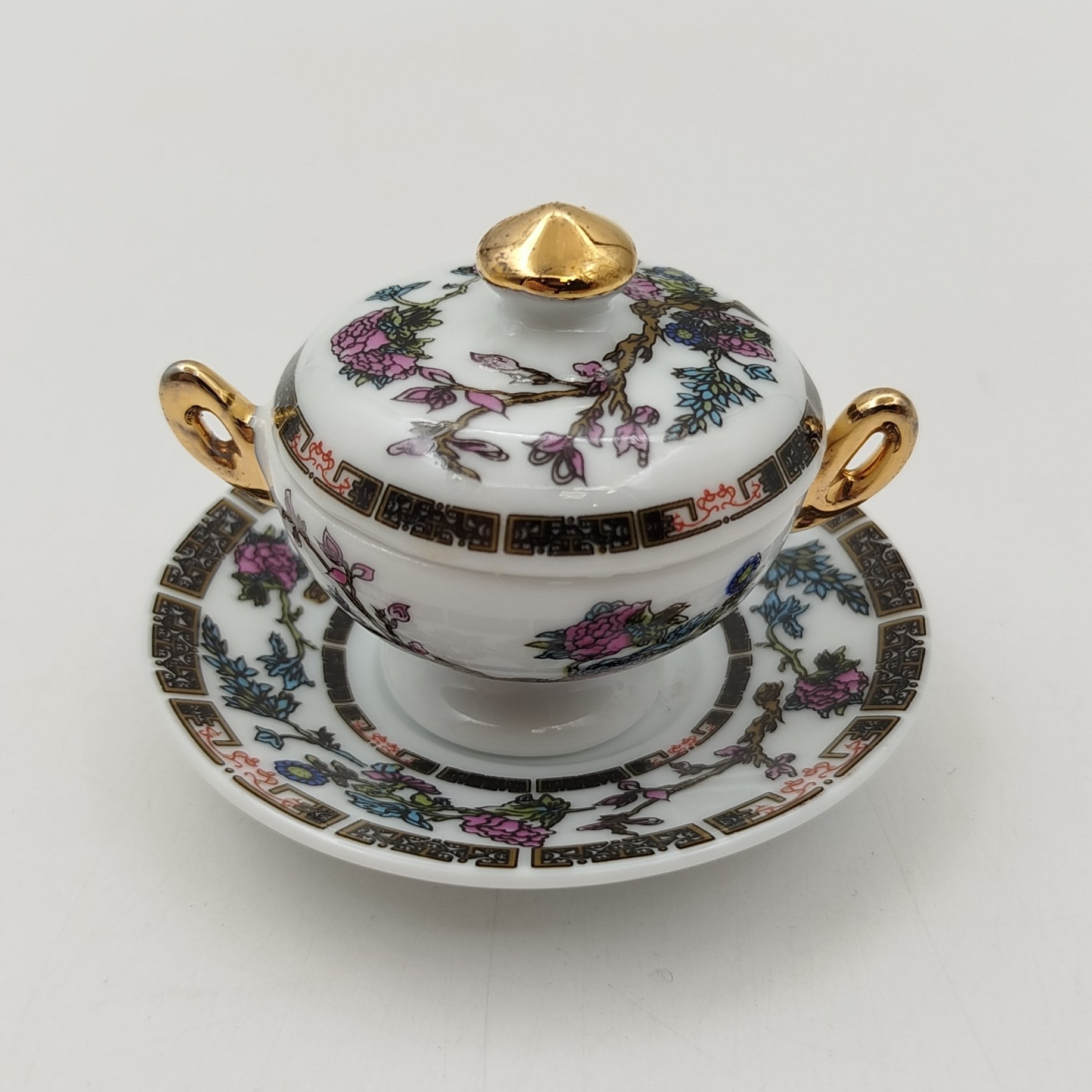 Солонка в виде супницы (миниатюрная) с изображением цветов,  "Porcelain Art" (PA), фарфор, деколь,золочение, Европа, 1970-2000 гг.