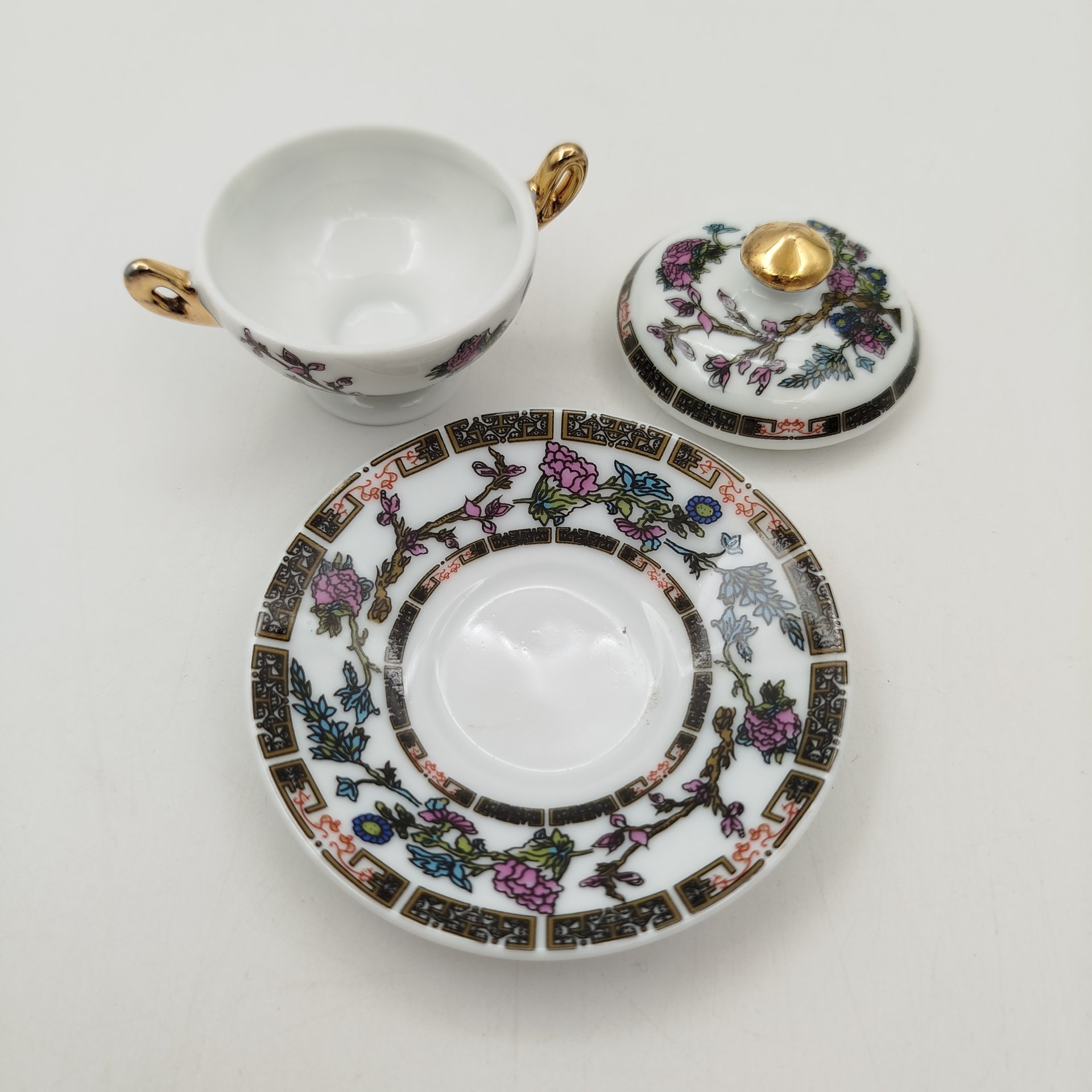Солонка в виде супницы (миниатюрная) с изображением цветов,  "Porcelain Art" (PA), фарфор, деколь,золочение, Европа, 1970-2000 гг.