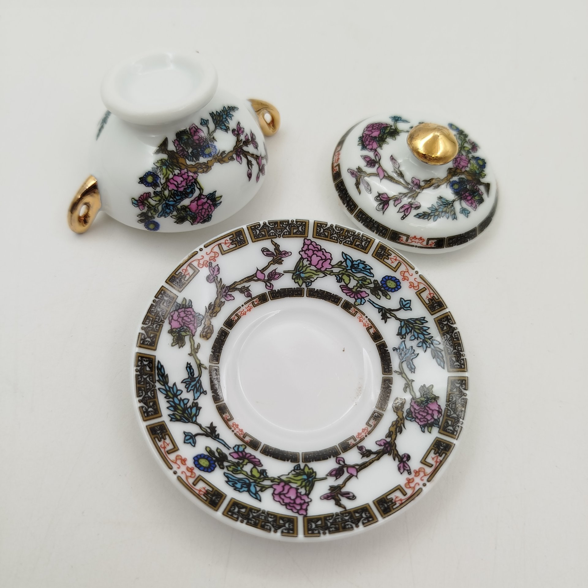 Солонка в виде супницы (миниатюрная) с изображением цветов,  "Porcelain Art" (PA), фарфор, деколь,золочение, Европа, 1970-2000 гг.