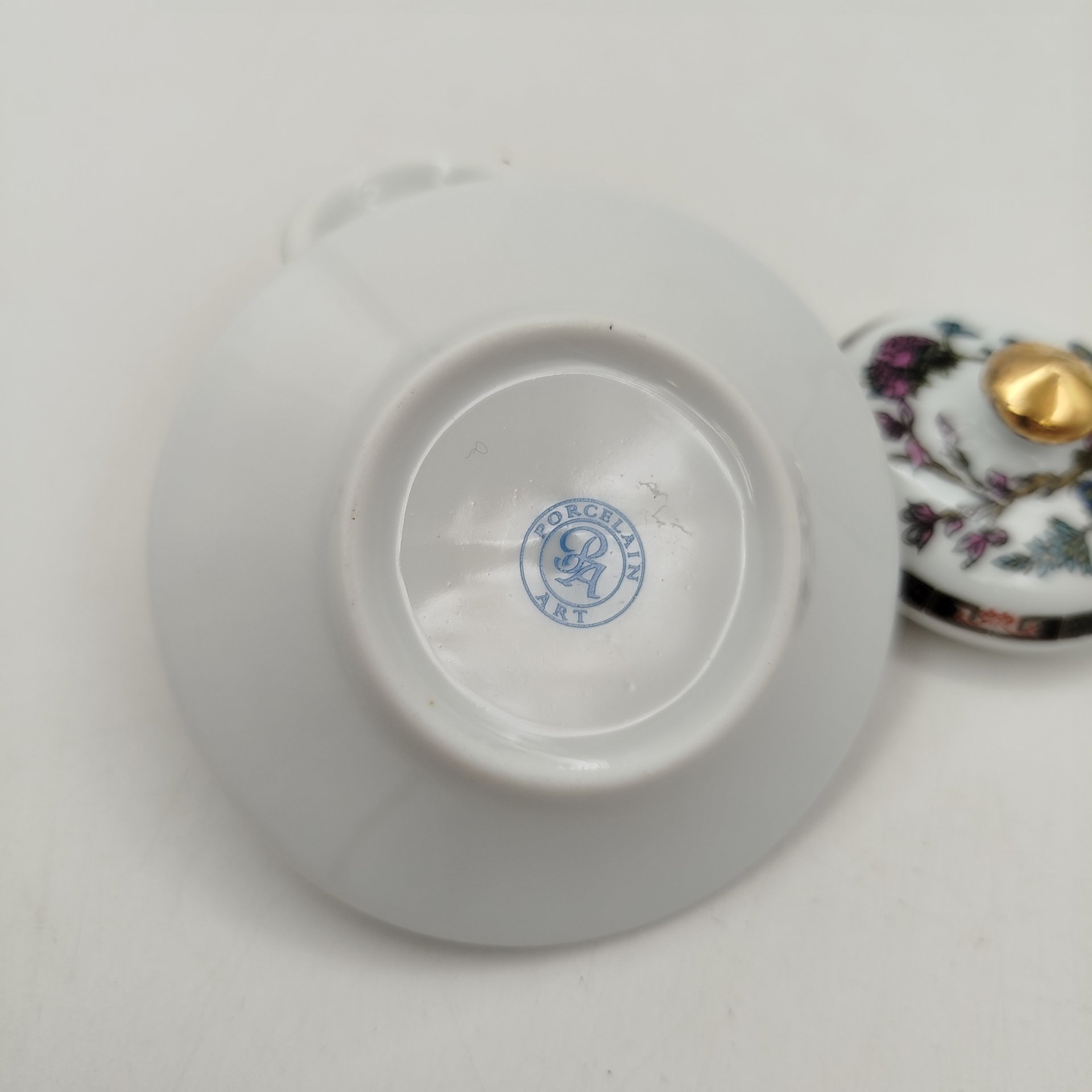 Солонка в виде супницы (миниатюрная) с изображением цветов,  "Porcelain Art" (PA), фарфор, деколь,золочение, Европа, 1970-2000 гг.