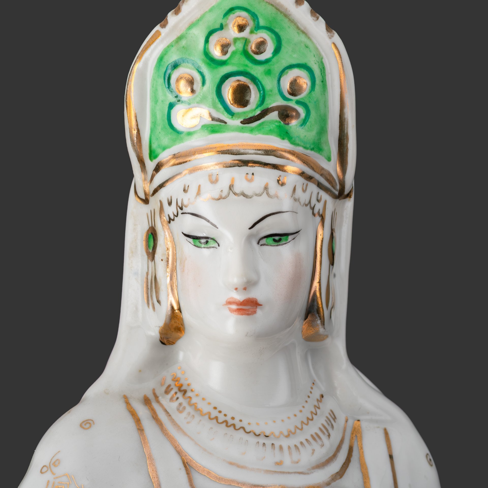 Статуэтка "Дары хозяйки Медной горы", скульптор Кожин П.М, художник Шепелева М.М., фарфор, роспись, люстр, золочение, Дулевский фарфоровый завод (Дулёво), СССР, 1961 г.