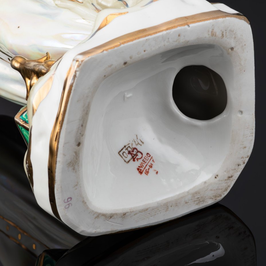 Статуэтка "Дары хозяйки Медной горы", скульптор Кожин П.М, художник Шепелева М.М., фарфор, роспись, люстр, золочение, Дулевский фарфоровый завод (Дулёво), СССР, 1961 г.