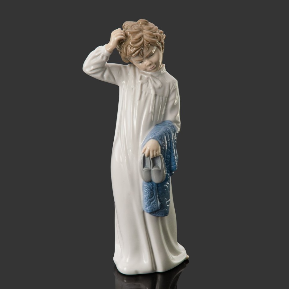 Статуэтка "Мальчик в ночной рубашке", фарфор, роспись, NAO Porcelain, Испания, 1970-2000 гг.