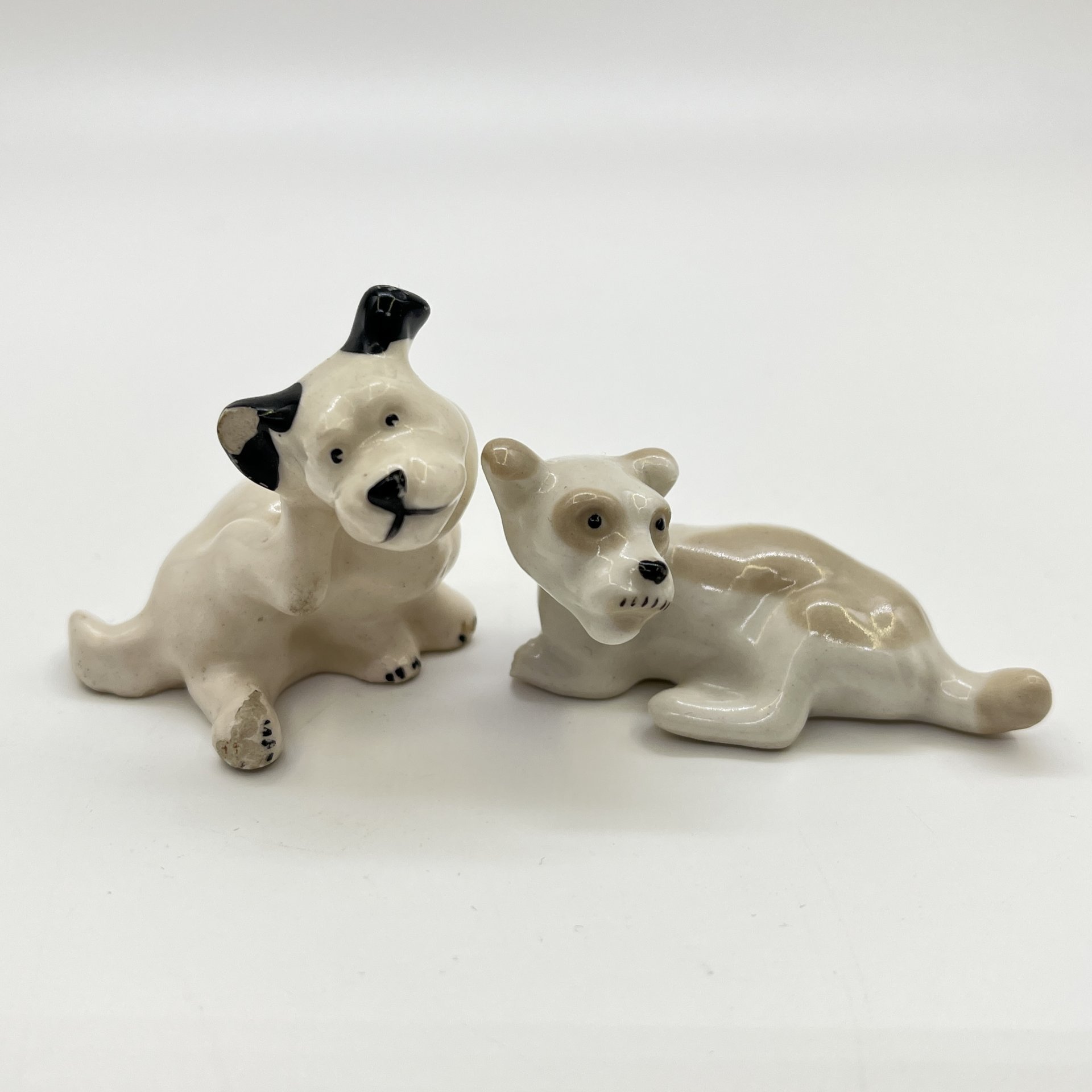 Набор из 2-х миниатюрных статуэток "Дворняжки" (под реставрацию), фарфор, роспись, Ленинградский фарфоровый завод (ЛФЗ), СССР, 1970-1980 гг.