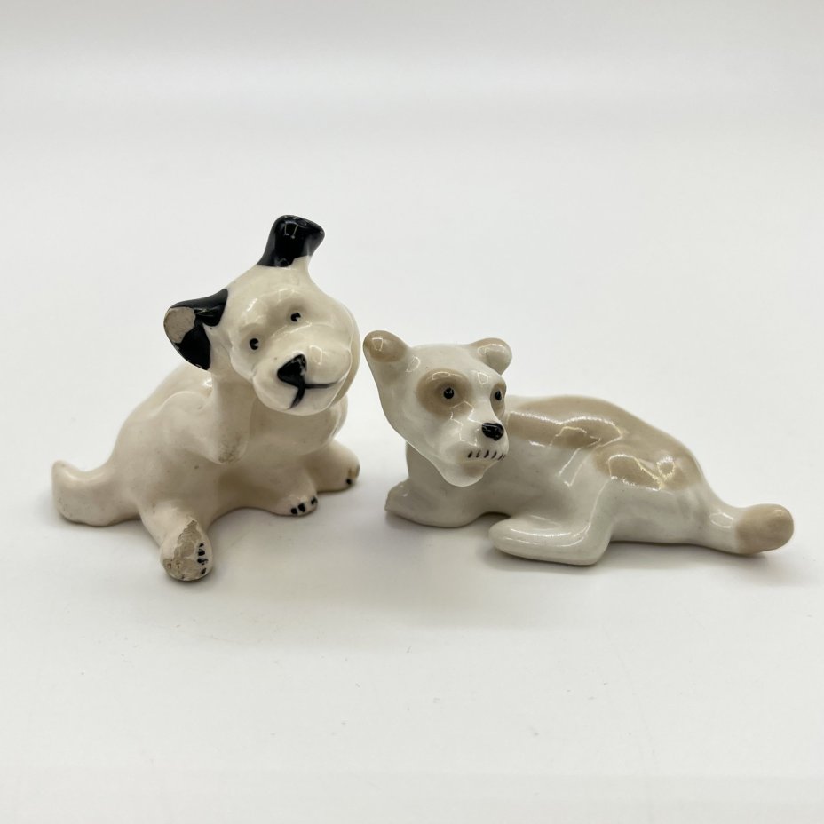 Набор из 2-х миниатюрных статуэток "Дворняжки" (под реставрацию), фарфор, роспись, Ленинградский фарфоровый завод (ЛФЗ), СССР, 1970-1980 гг.