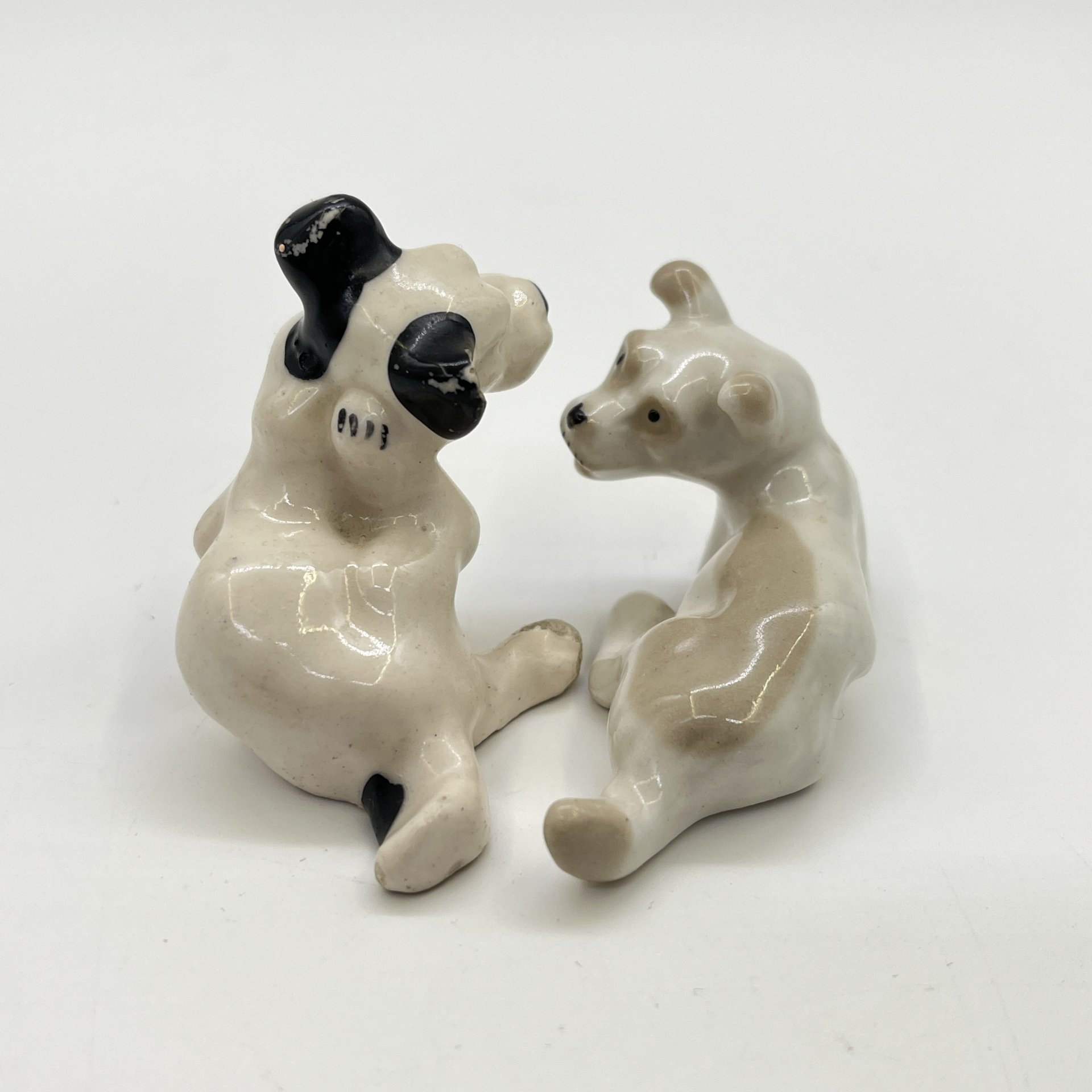 Набор из 2-х миниатюрных статуэток "Дворняжки" (под реставрацию), фарфор, роспись, Ленинградский фарфоровый завод (ЛФЗ), СССР, 1970-1980 гг.