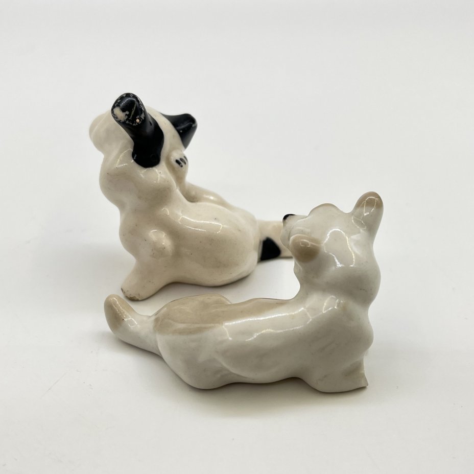 Набор из 2-х миниатюрных статуэток "Дворняжки" (под реставрацию), фарфор, роспись, Ленинградский фарфоровый завод (ЛФЗ), СССР, 1970-1980 гг.