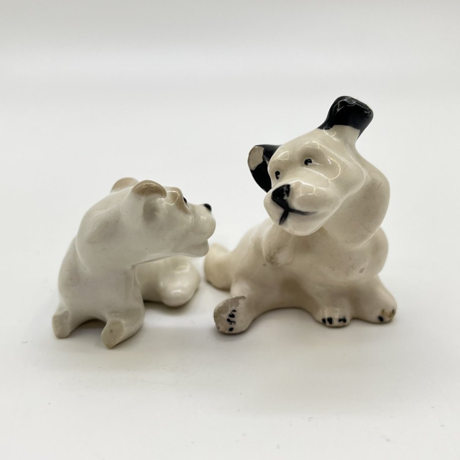Набор из 2-х миниатюрных статуэток "Дворняжки" (под реставрацию), фарфор, роспись, Ленинградский фарфоровый завод (ЛФЗ), СССР, 1970-1980 гг.