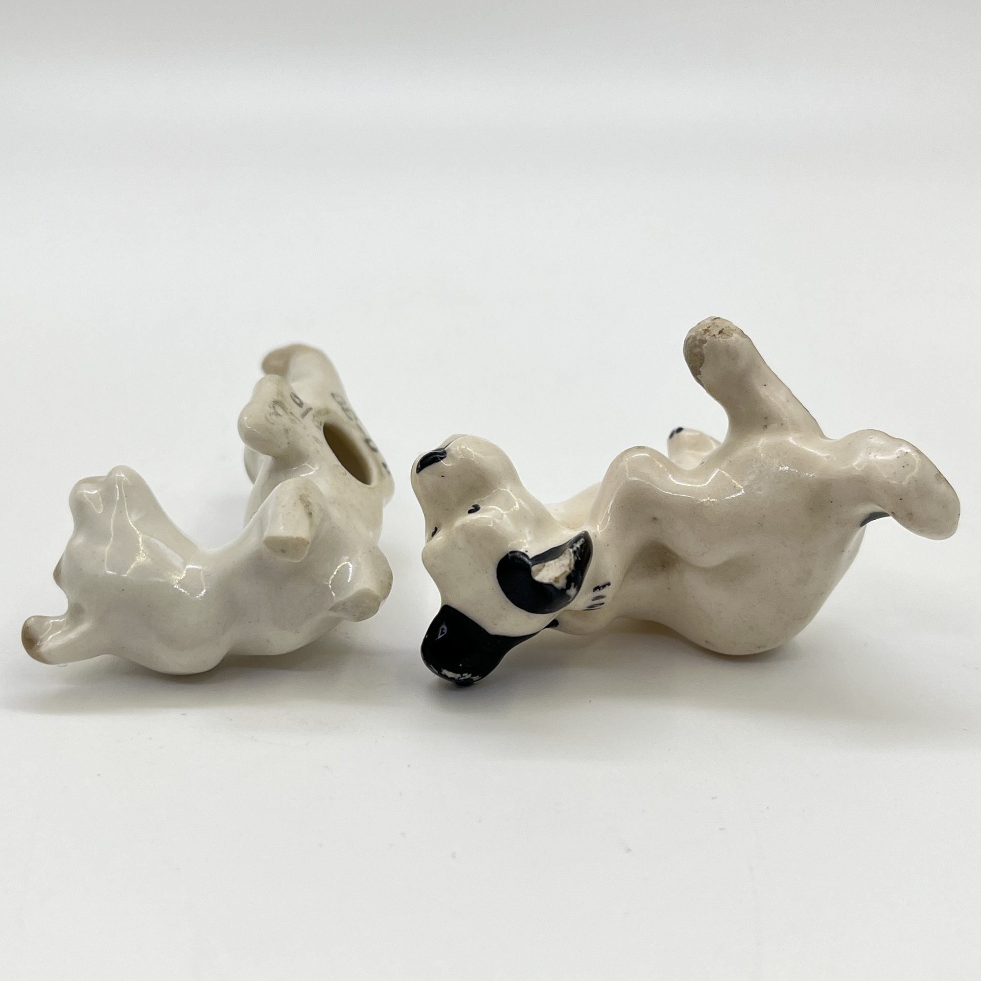 Набор из 2-х миниатюрных статуэток "Дворняжки" (под реставрацию), фарфор, роспись, Ленинградский фарфоровый завод (ЛФЗ), СССР, 1970-1980 гг.