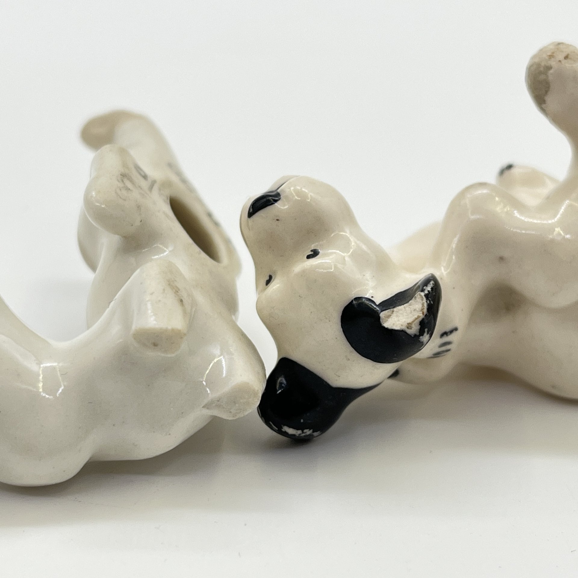 Набор из 2-х миниатюрных статуэток "Дворняжки" (под реставрацию), фарфор, роспись, Ленинградский фарфоровый завод (ЛФЗ), СССР, 1970-1980 гг.