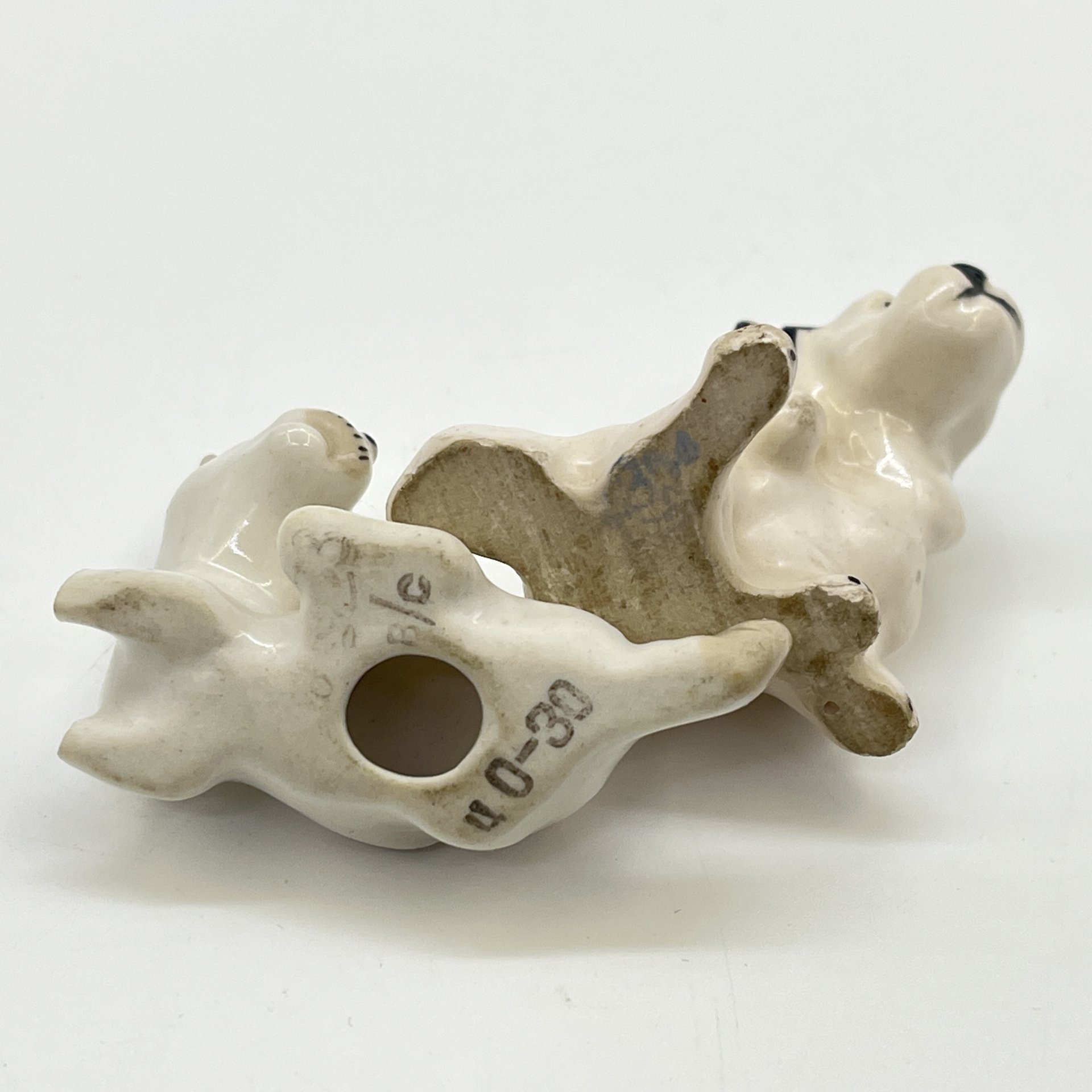 Набор из 2-х миниатюрных статуэток "Дворняжки" (под реставрацию), фарфор, роспись, Ленинградский фарфоровый завод (ЛФЗ), СССР, 1970-1980 гг.