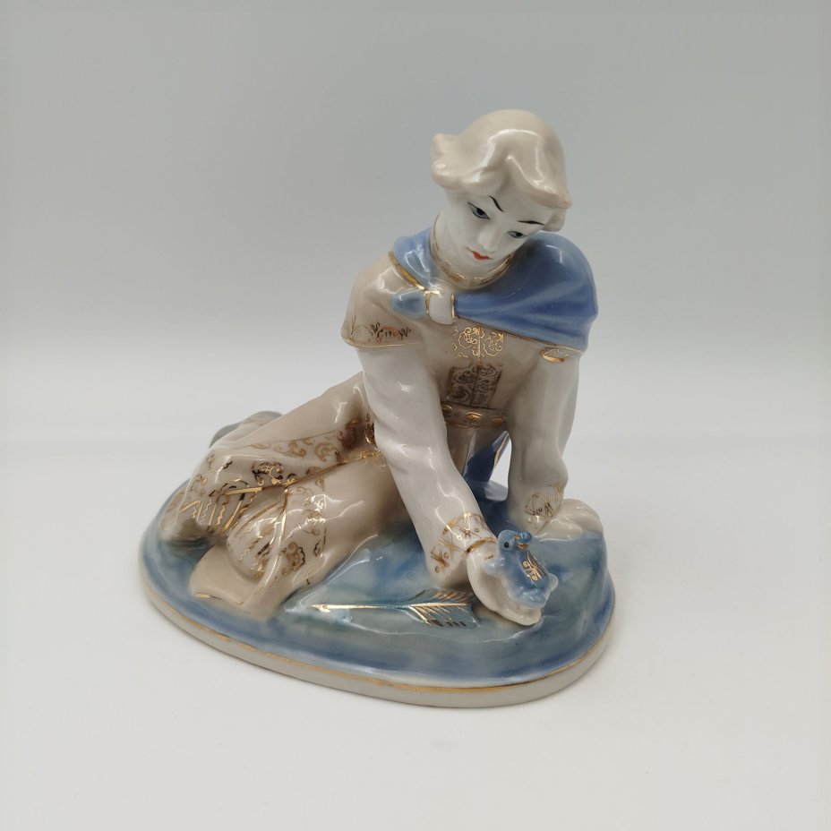 Статуэтка "Иванушка и царевна-лягушка", автор Л. П. Азарова, фарфор, роспись, золочение, Турыгинский фарфоровый завод артели «Художественная керамика» (Гжель), СССР, 1950-1960 гг.