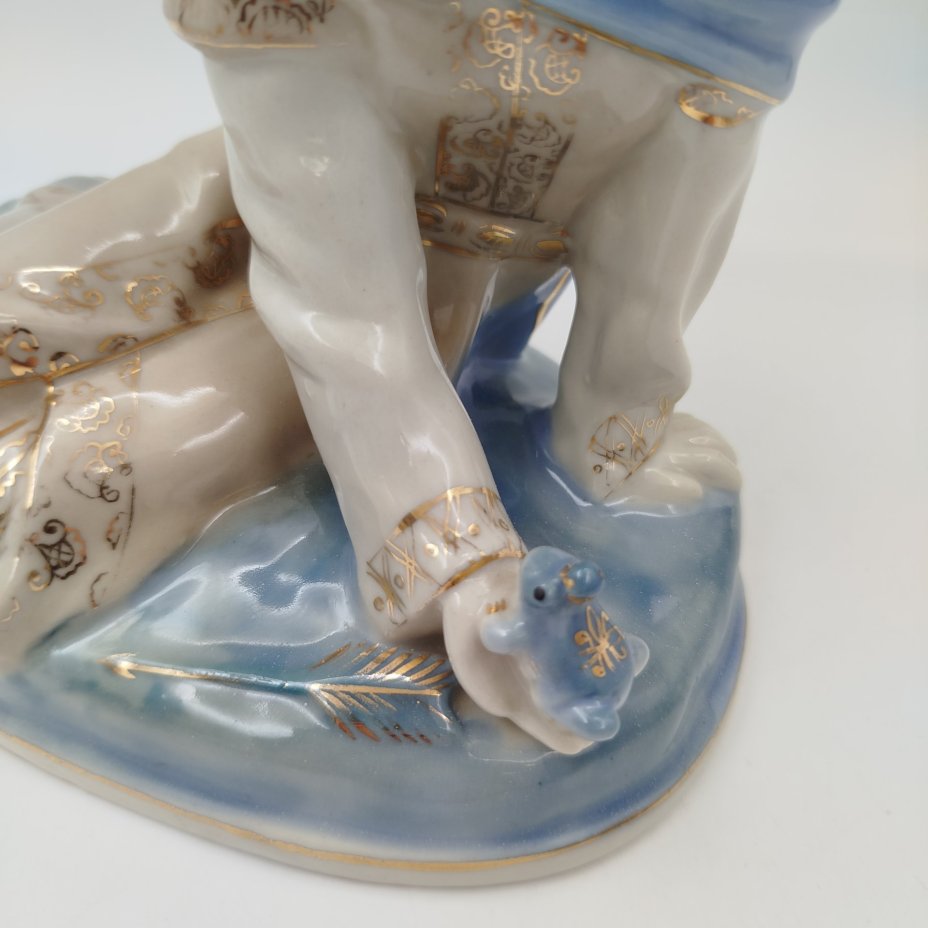 Статуэтка "Иванушка и царевна-лягушка", автор Л. П. Азарова, фарфор, роспись, золочение, Турыгинский фарфоровый завод артели «Художественная керамика» (Гжель), СССР, 1950-1960 гг.
