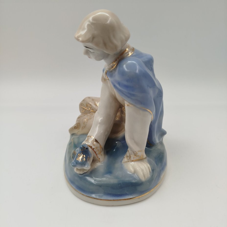 Статуэтка "Иванушка и царевна-лягушка", автор Л. П. Азарова, фарфор, роспись, золочение, Турыгинский фарфоровый завод артели «Художественная керамика» (Гжель), СССР, 1950-1960 гг.
