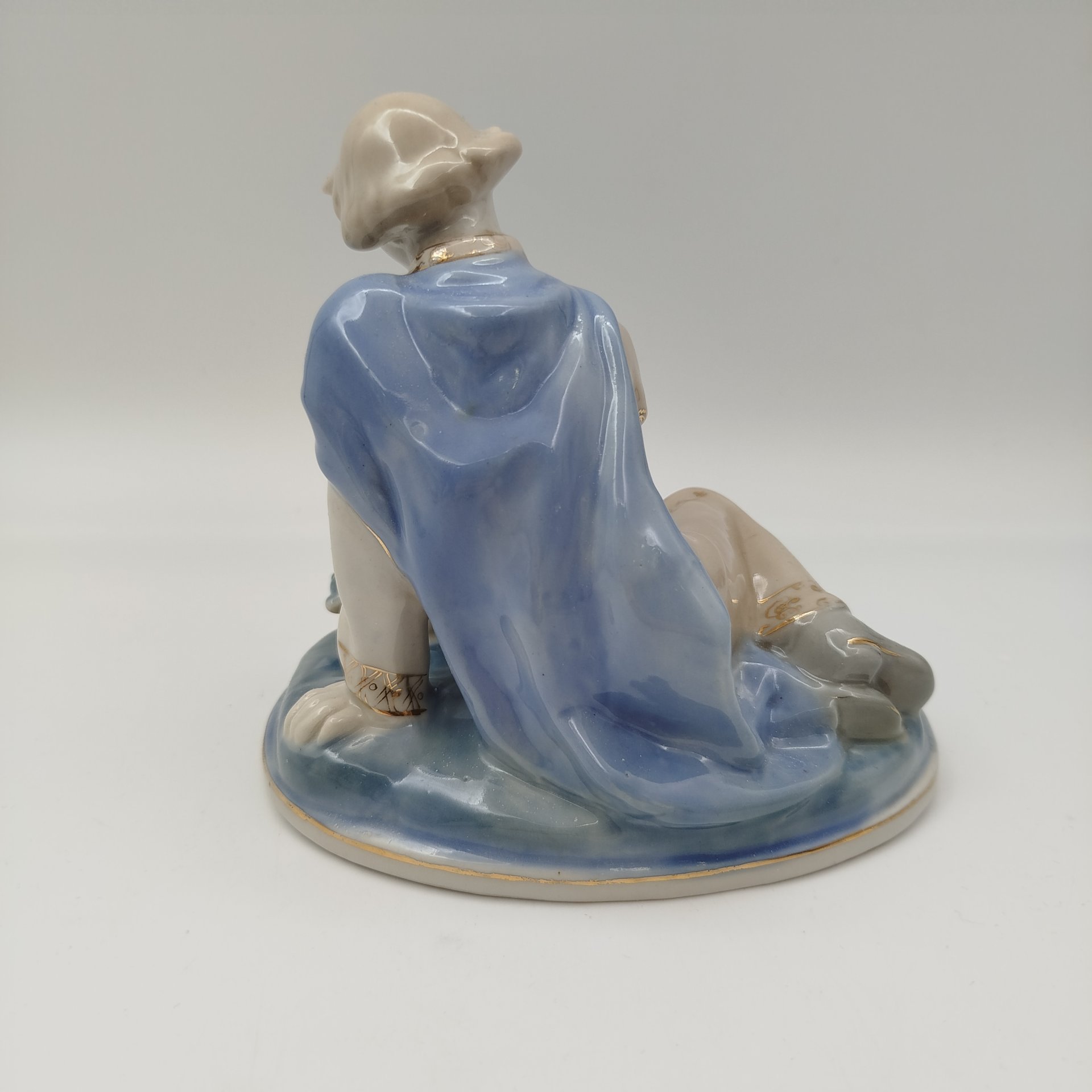 Статуэтка "Иванушка и царевна-лягушка", автор Л. П. Азарова, фарфор, роспись, золочение, Турыгинский фарфоровый завод артели «Художественная керамика» (Гжель), СССР, 1950-1960 гг.