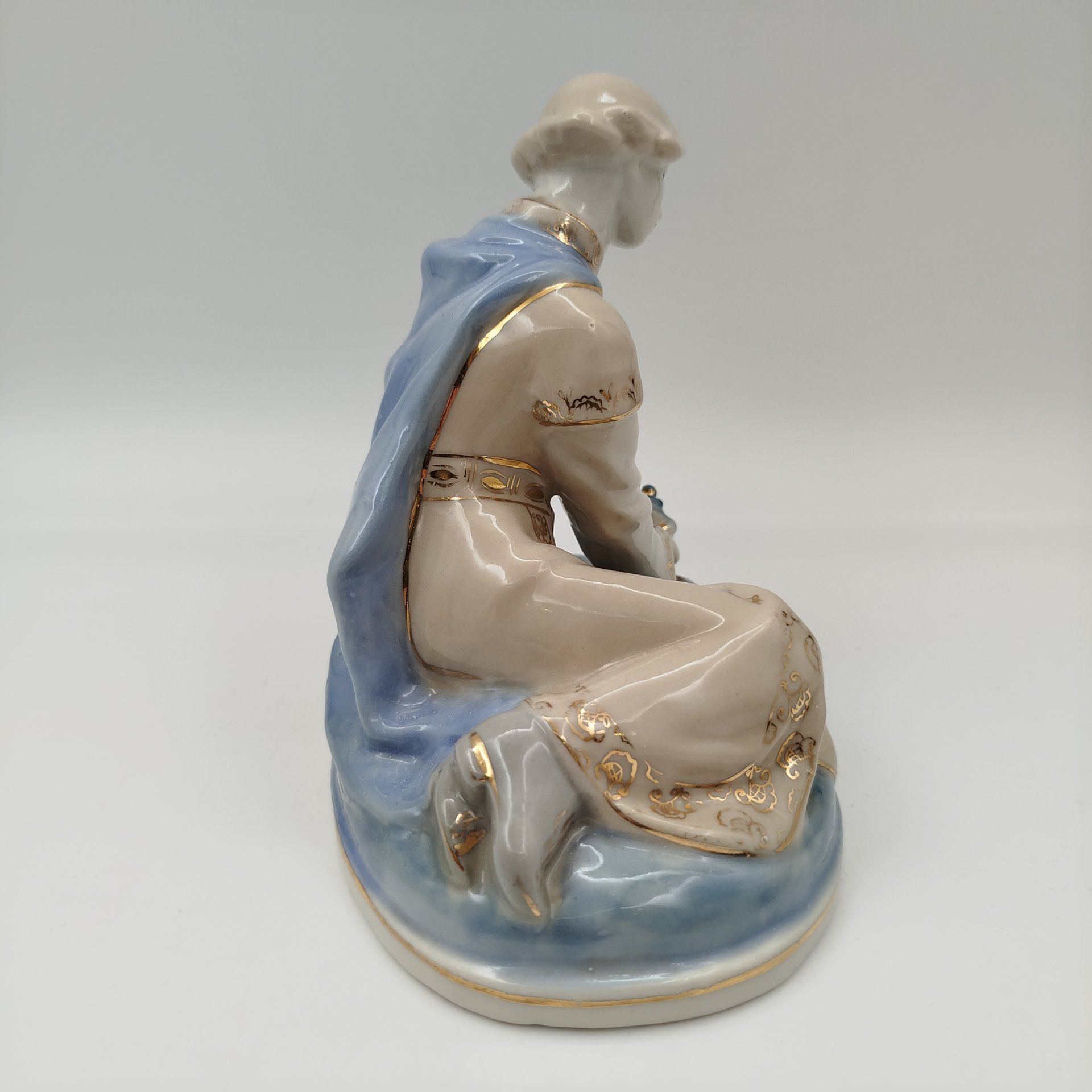 Статуэтка "Иванушка и царевна-лягушка", автор Л. П. Азарова, фарфор, роспись, золочение, Турыгинский фарфоровый завод артели «Художественная керамика» (Гжель), СССР, 1950-1960 гг.