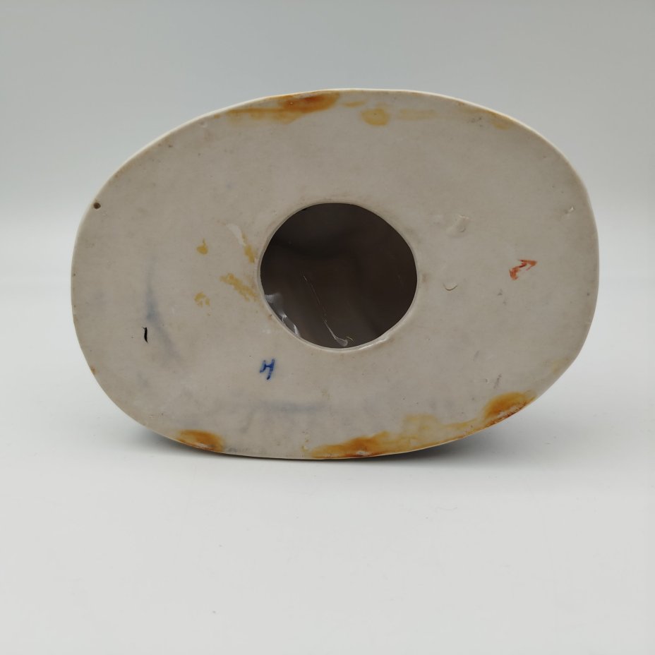 Статуэтка "Иванушка и царевна-лягушка", автор Л. П. Азарова, фарфор, роспись, золочение, Турыгинский фарфоровый завод артели «Художественная керамика» (Гжель), СССР, 1950-1960 гг.