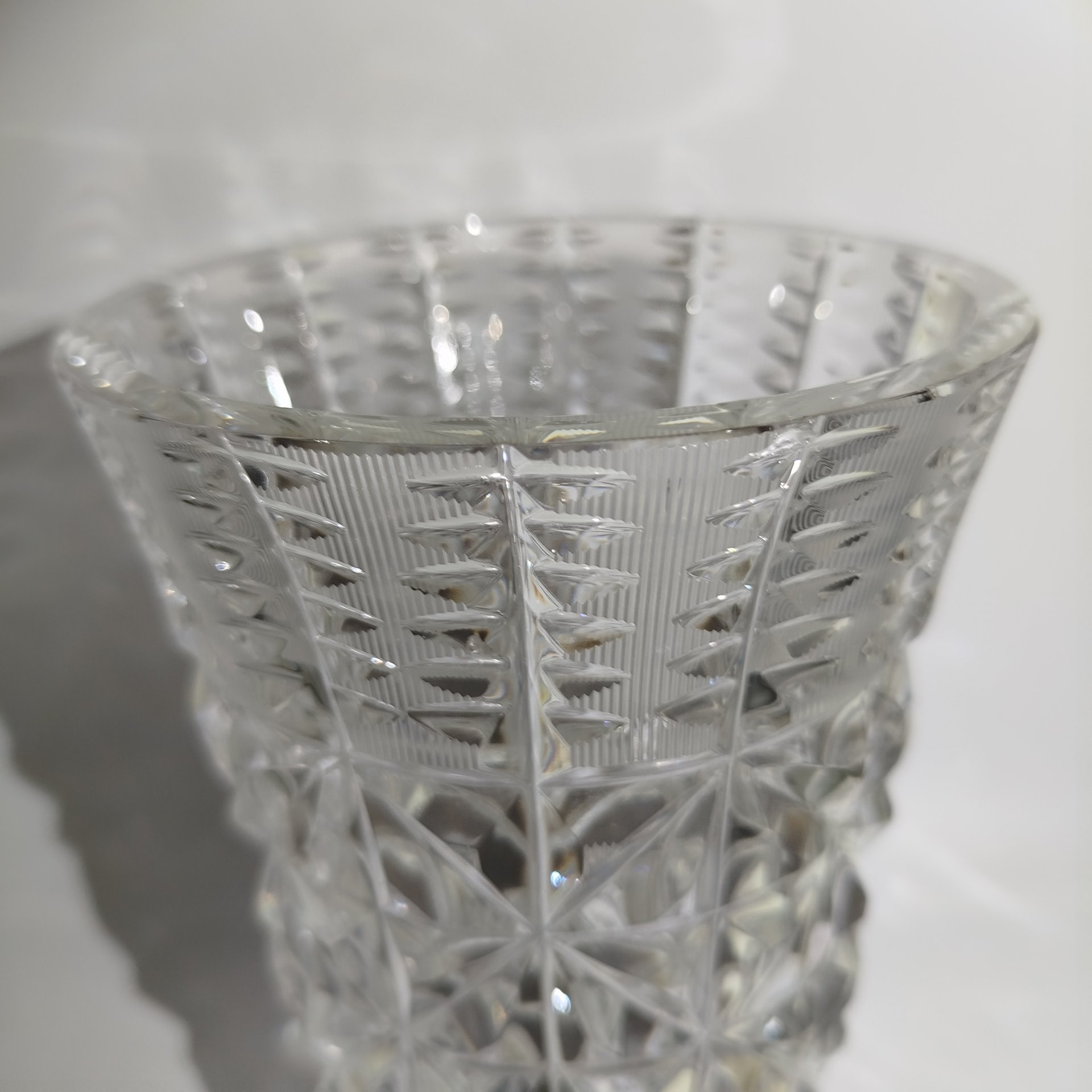 Ваза для цветов с резным геометрическим декором, хрусталь, алмазная грань, Завод «Красный Гигант», СССР, 1970-1990 гг.