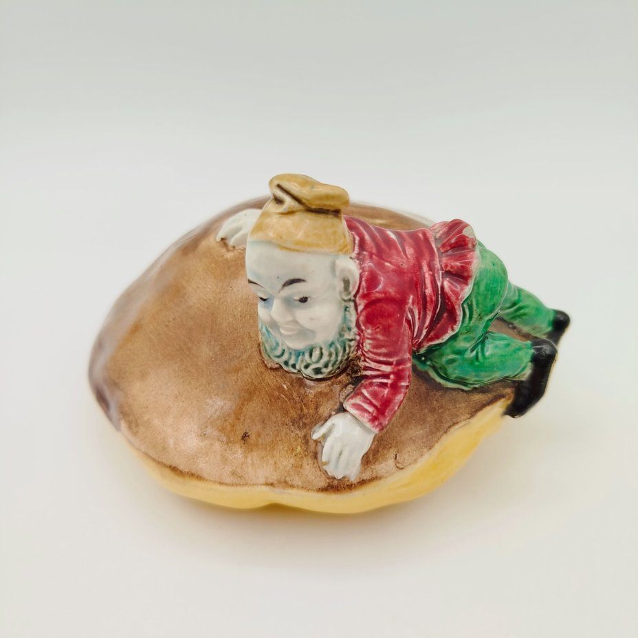 Крышка от шкатулки "Гном на грибе", фаянс, роспись, Товарищество М.С. Кузнецова, Российская империя, 1890-1917 гг.