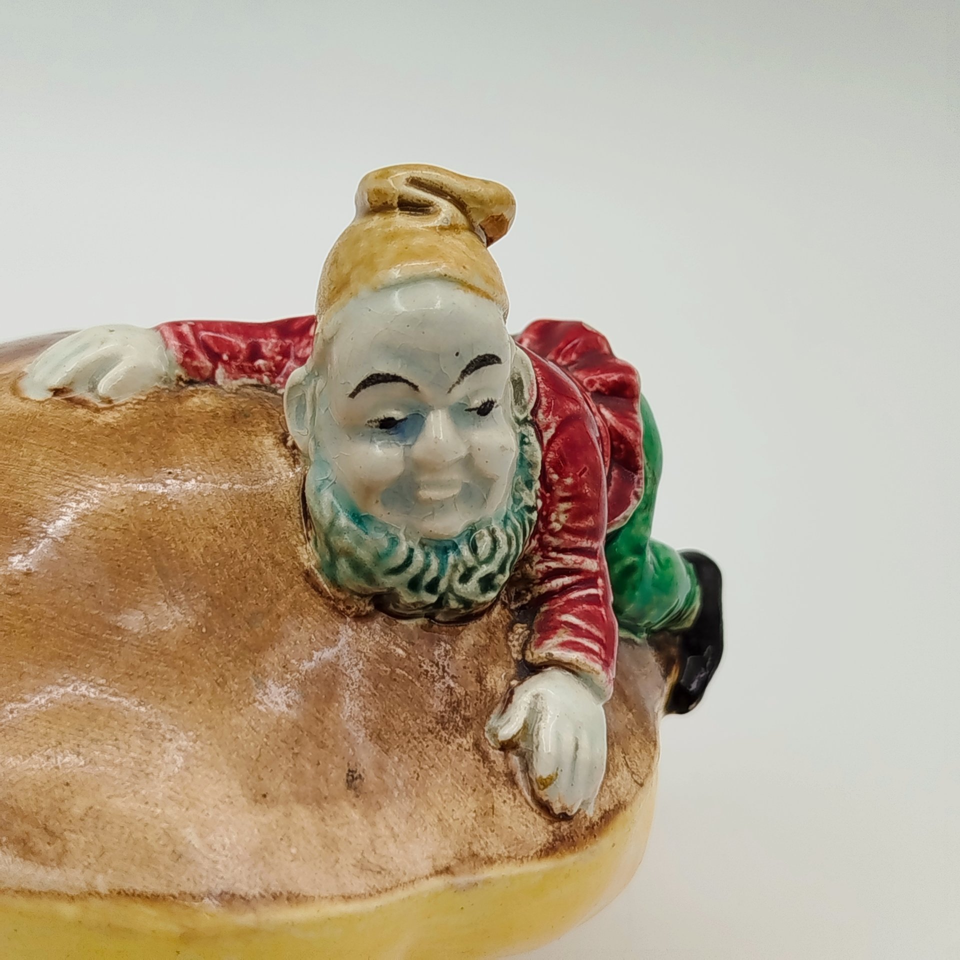 Крышка от шкатулки "Гном на грибе", фаянс, роспись, Товарищество М.С. Кузнецова, Российская империя, 1890-1917 гг.