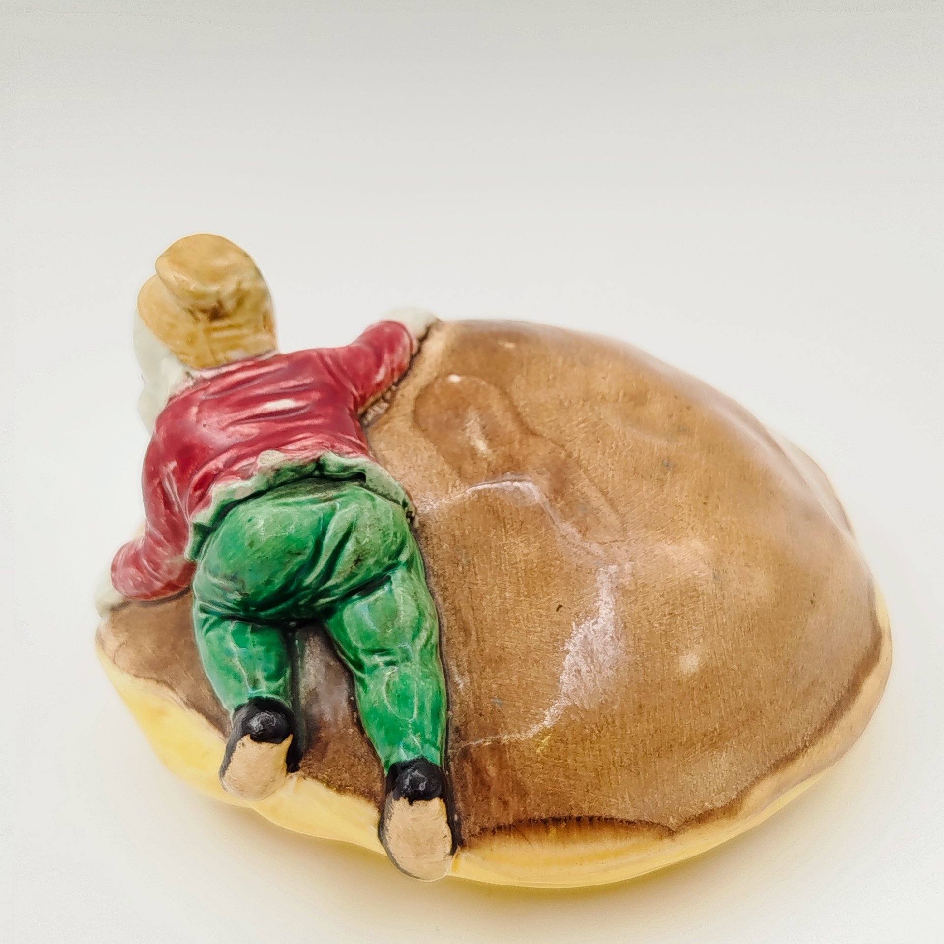 Крышка от шкатулки "Гном на грибе", фаянс, роспись, Товарищество М.С. Кузнецова, Российская империя, 1890-1917 гг.