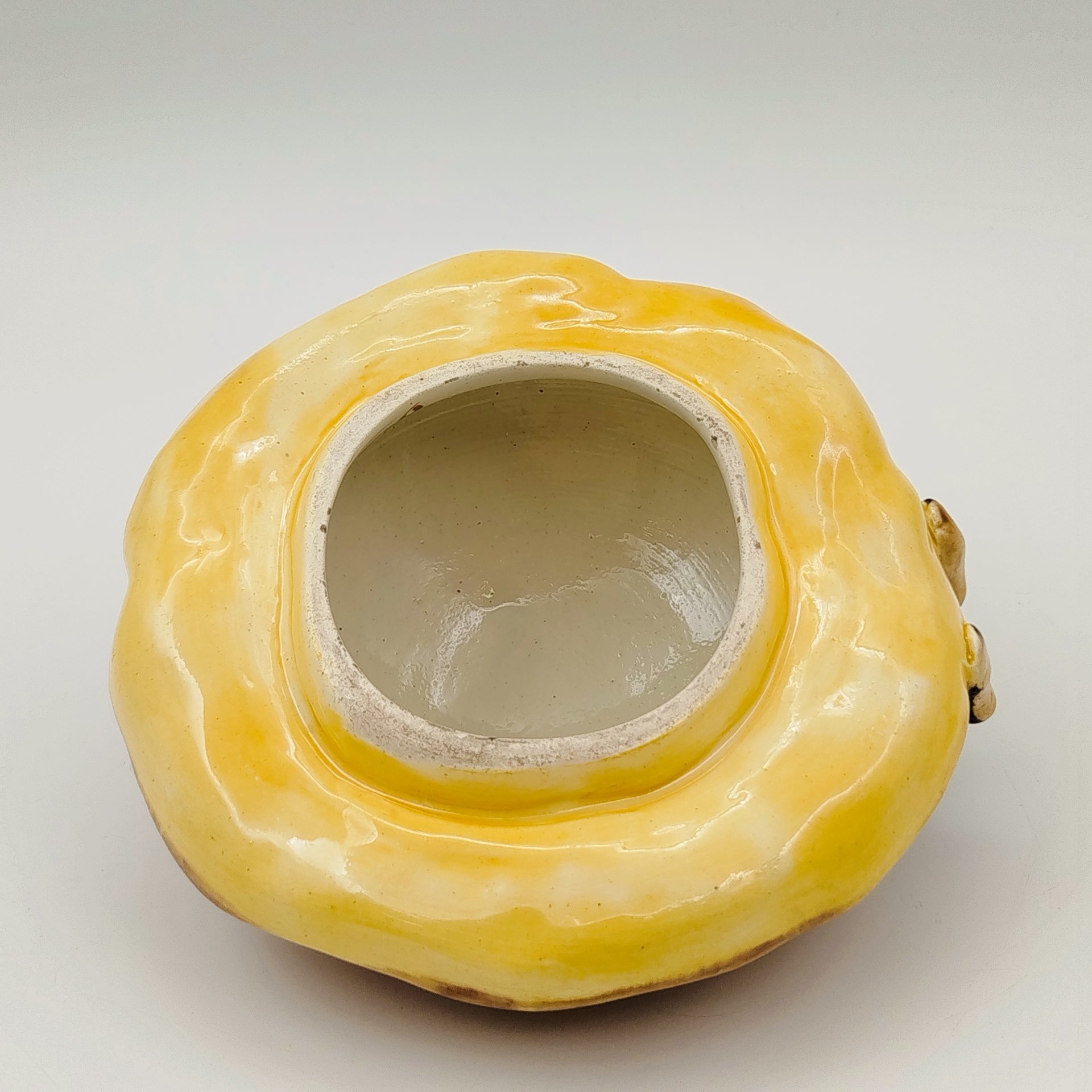 Крышка от шкатулки "Гном на грибе", фаянс, роспись, Товарищество М.С. Кузнецова, Российская империя, 1890-1917 гг.