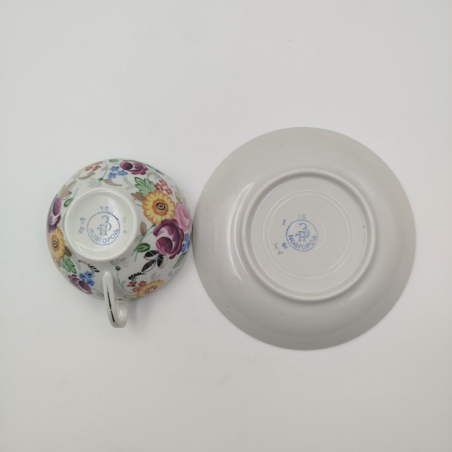 Пара чайная с двусторонним расписным цветочным декором в русском стиле, фарфор, роспись, золочение, Фарфоровый завод «Пролетарий» (Бронница, Мста), СССР, 1953-1958 гг.