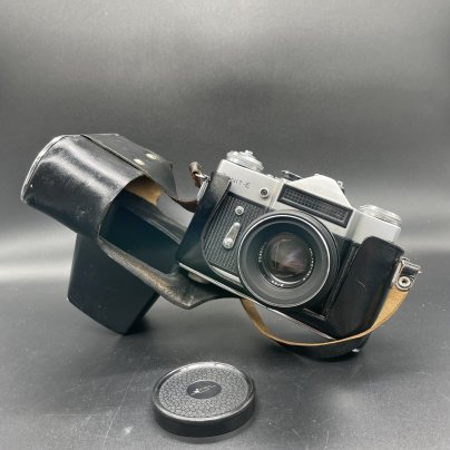 Фотоаппарат плёночный "Зенит-Е" с объективом "Гелиос 44-2" в оригинальном кофре, металл, пластик, кожа, стекло, Красногорский механический завод (КМЗ), СССР, 1974 г.