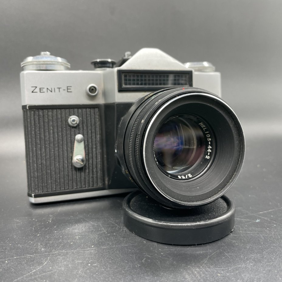 Фотоаппарат плёночный "Зенит-Е" с объективом "Гелиос 44-2" в оригинальном кофре, металл, пластик, кожа, стекло, Красногорский механический завод (КМЗ), СССР, 1974 г., Красногорский механический завод (КМЗ)