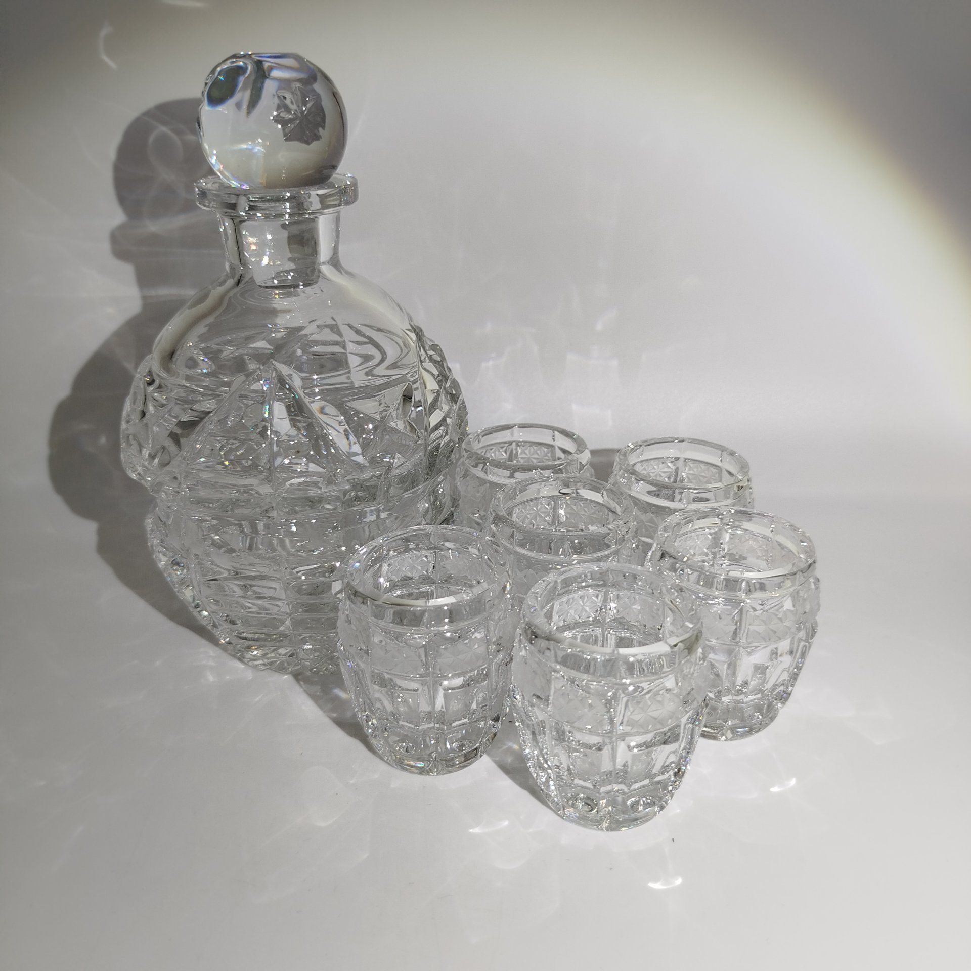 Штоф (графин)для креплёных напитков в комплекте со стопками на 6 персон, автор А.А. Аствацатурьян, хрусталь, алмазная грань, шлифовка, Ленинградский завод художественного стекла (ЛЗХС), СССР, 1960-1980 гг.