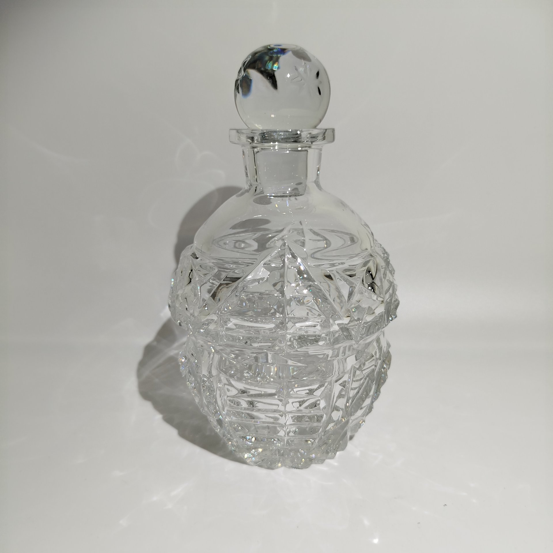 Штоф (графин)для креплёных напитков в комплекте со стопками на 6 персон, автор А.А. Аствацатурьян, хрусталь, алмазная грань, шлифовка, Ленинградский завод художественного стекла (ЛЗХС), СССР, 1960-1980 гг.