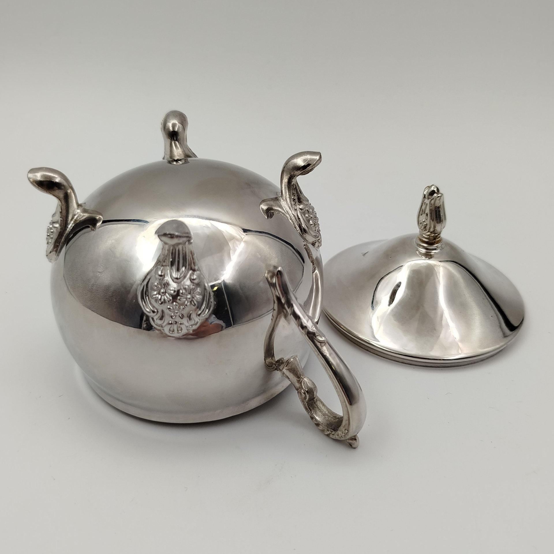 Молочник округлой формы на фигурных ножках, металл, серебрение, Европа, 1960-1990 гг.