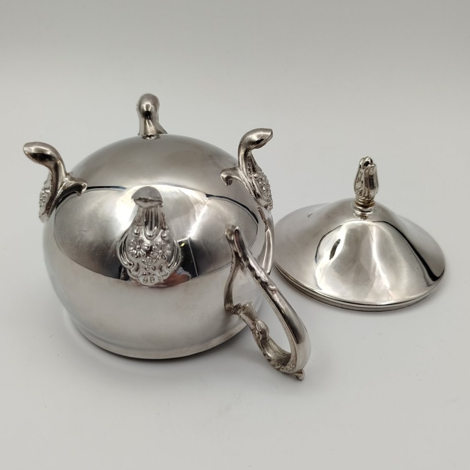 Молочник округлой формы на фигурных ножках, металл, серебрение, Европа, 1960-1990 гг.
