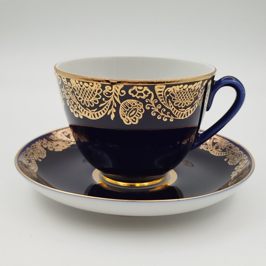 Чайная пара "Золотой фриз" кобальтого оттенка, украшенная растительным декором, фарфор, крытье кобальтом, золочение, Ленинградский фарфоровый завод (ЛФЗ), СССР, 1970-1986 гг.