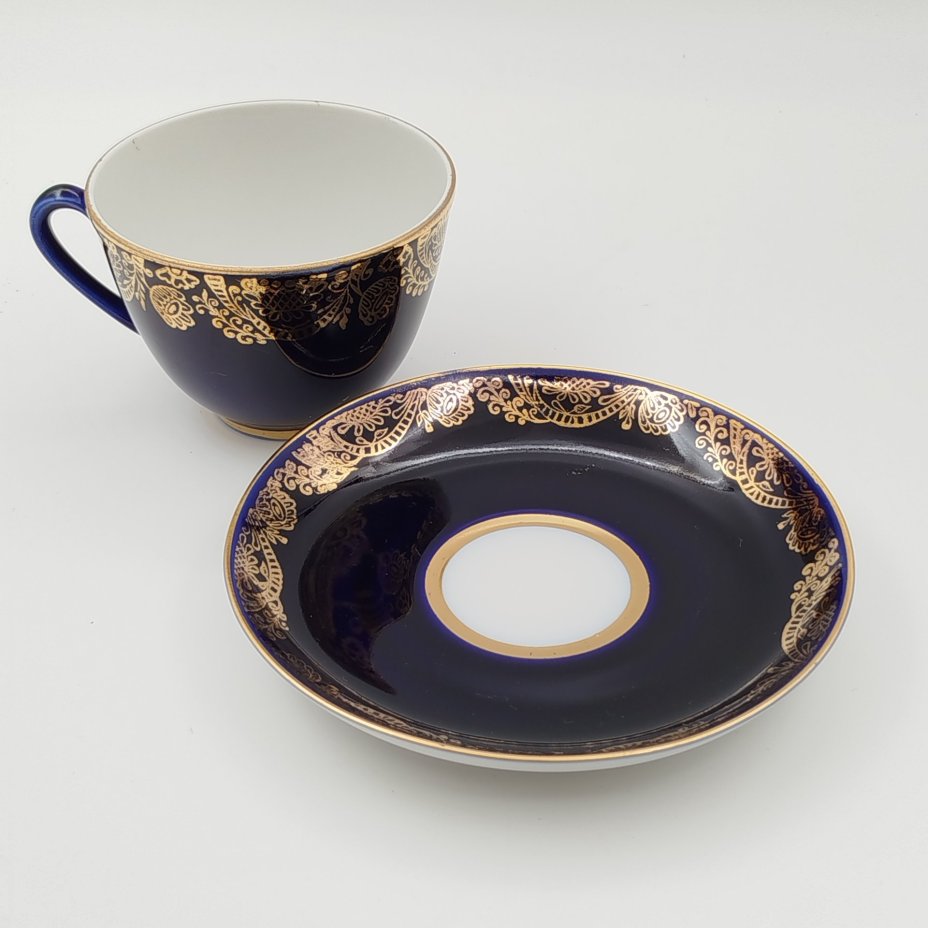 Чайная пара "Золотой фриз" кобальтого оттенка, украшенная растительным декором
