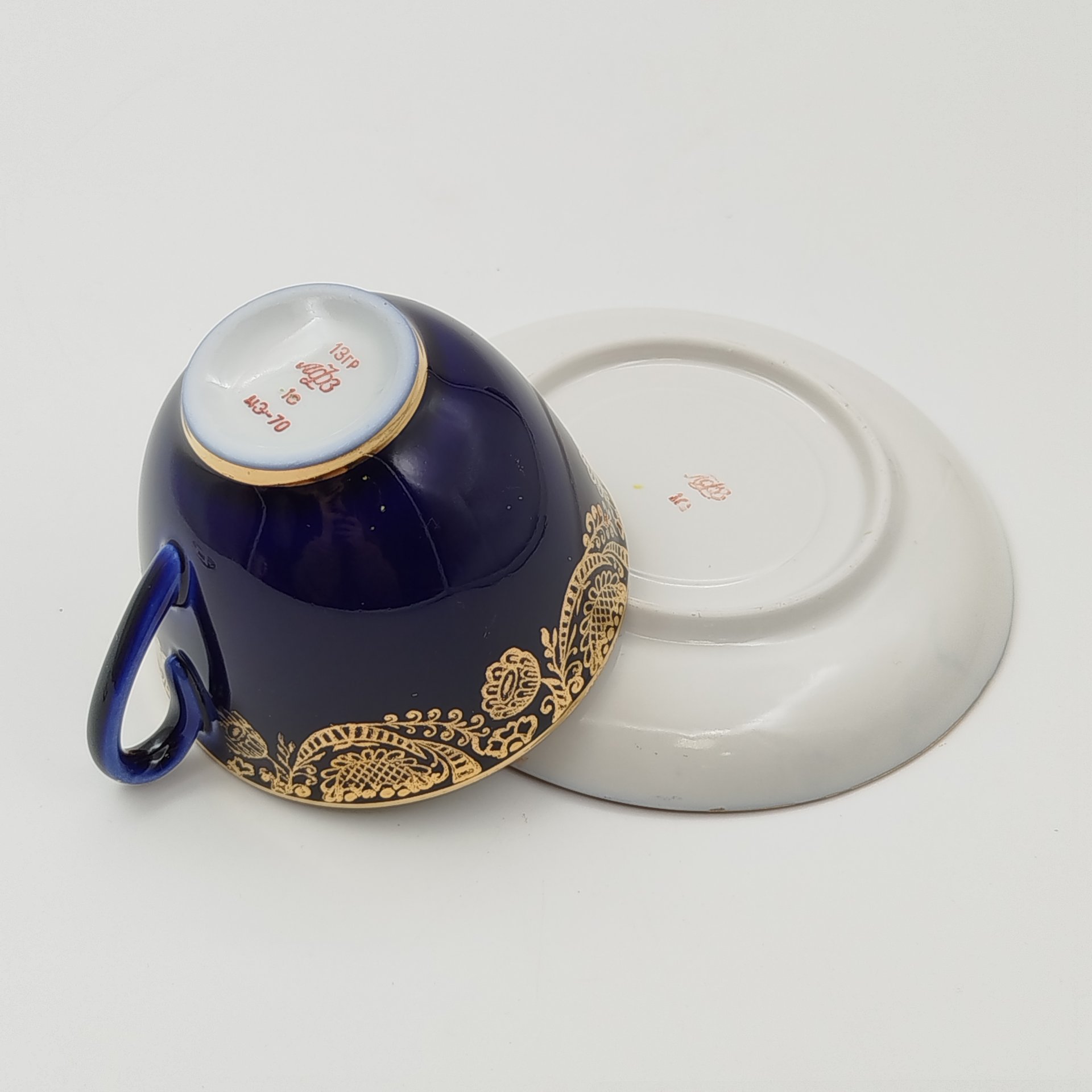 Чайная пара "Золотой фриз" кобальтого оттенка, украшенная растительным декором, фарфор, крытье кобальтом, золочение, Ленинградский фарфоровый завод (ЛФЗ), СССР, 1970-1986 гг.