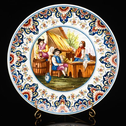 Блюдо декоративное с изображением сцены у таверны, Creil and Montereau Barluet and Co, фаянс, роспись, Франция, 1876-1890 гг.