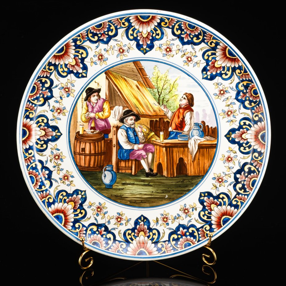 Блюдо декоративное с изображением сцены у таверны, Creil and Montereau Barluet and Co, фаянс, роспись, Франция, 1876-1890 гг.