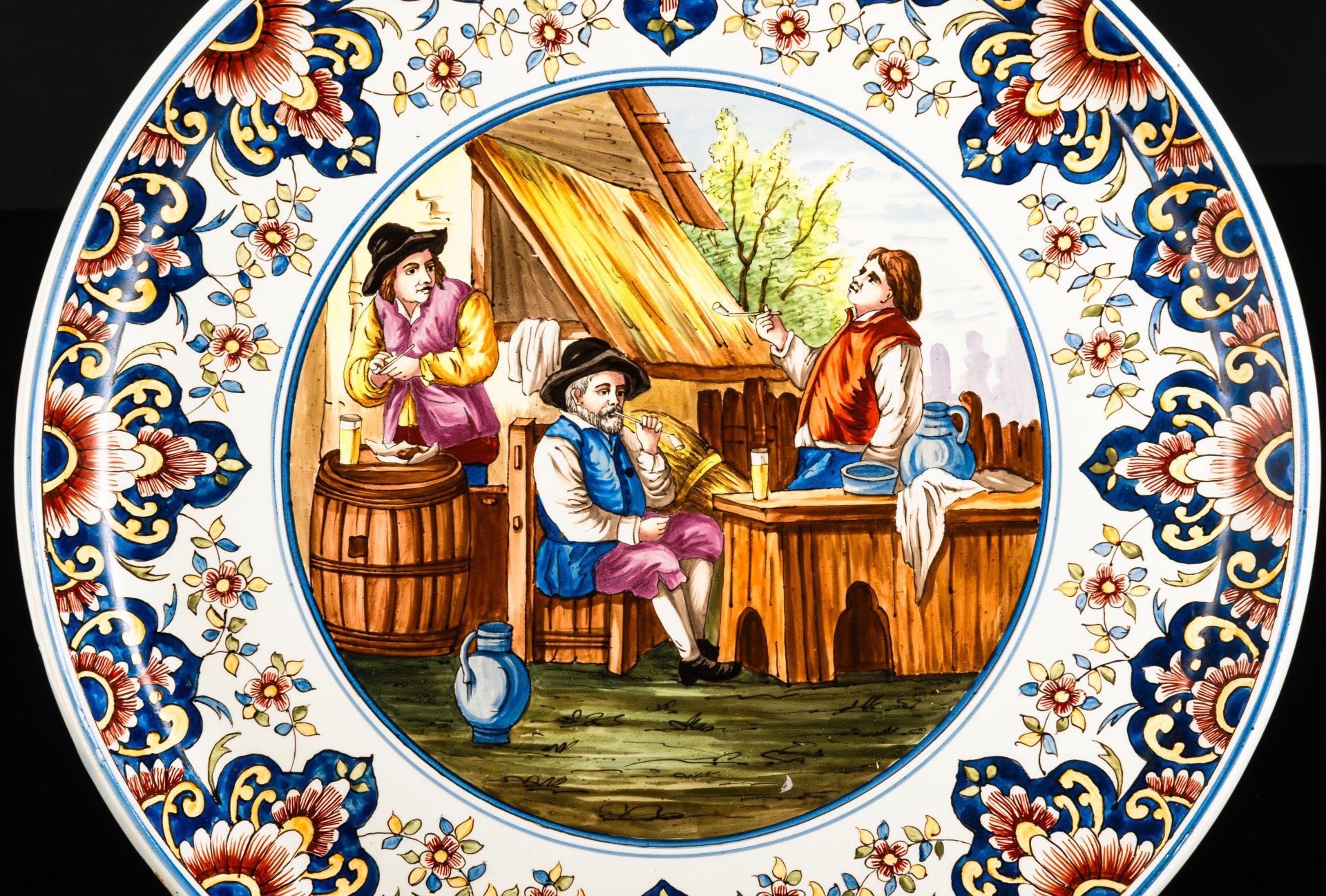 Блюдо декоративное с изображением сцены у таверны, Creil and Montereau Barluet and Co, фаянс, роспись, Франция, 1876-1890 гг.