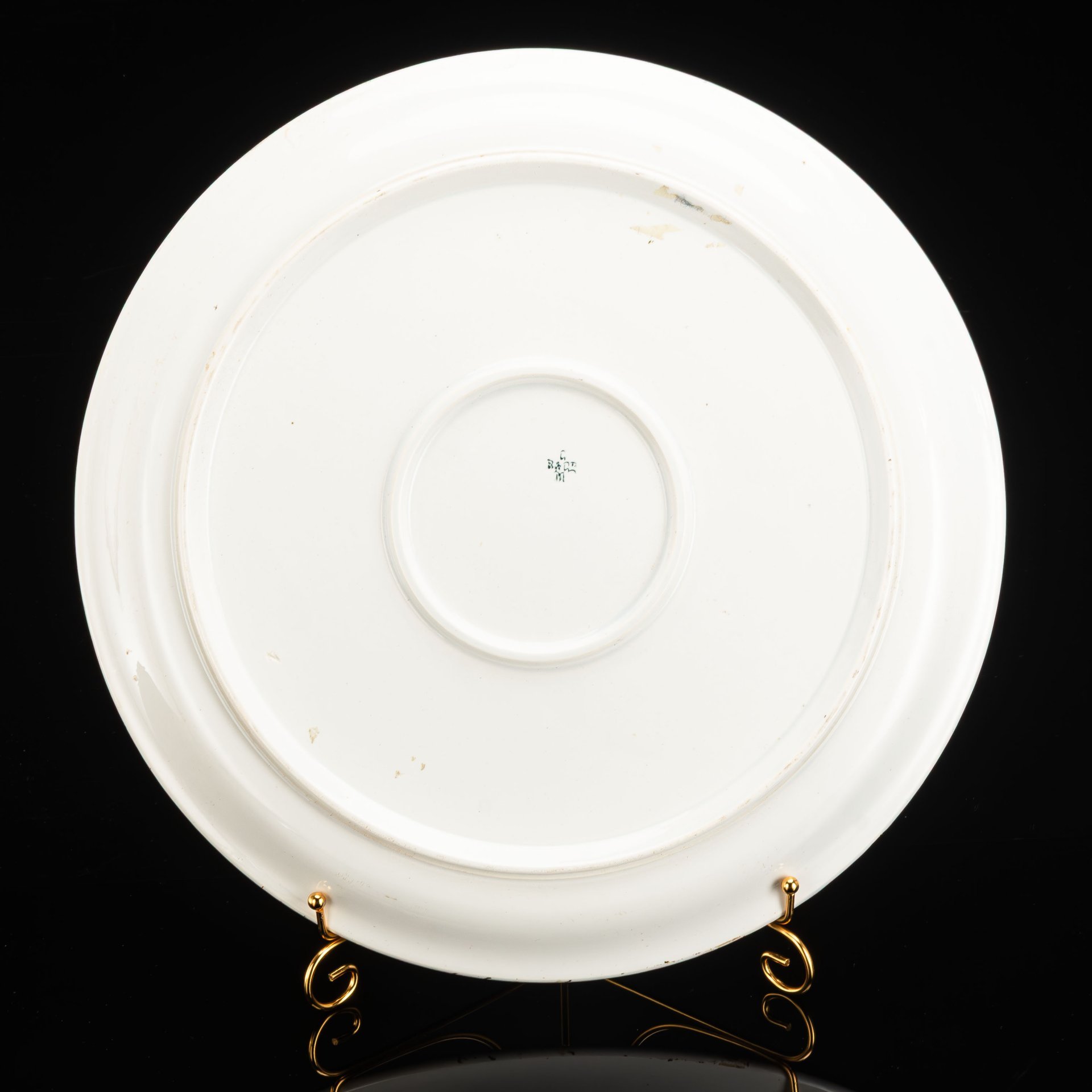 Блюдо декоративное с изображением сцены у таверны, Creil and Montereau Barluet and Co, фаянс, роспись, Франция, 1876-1890 гг.