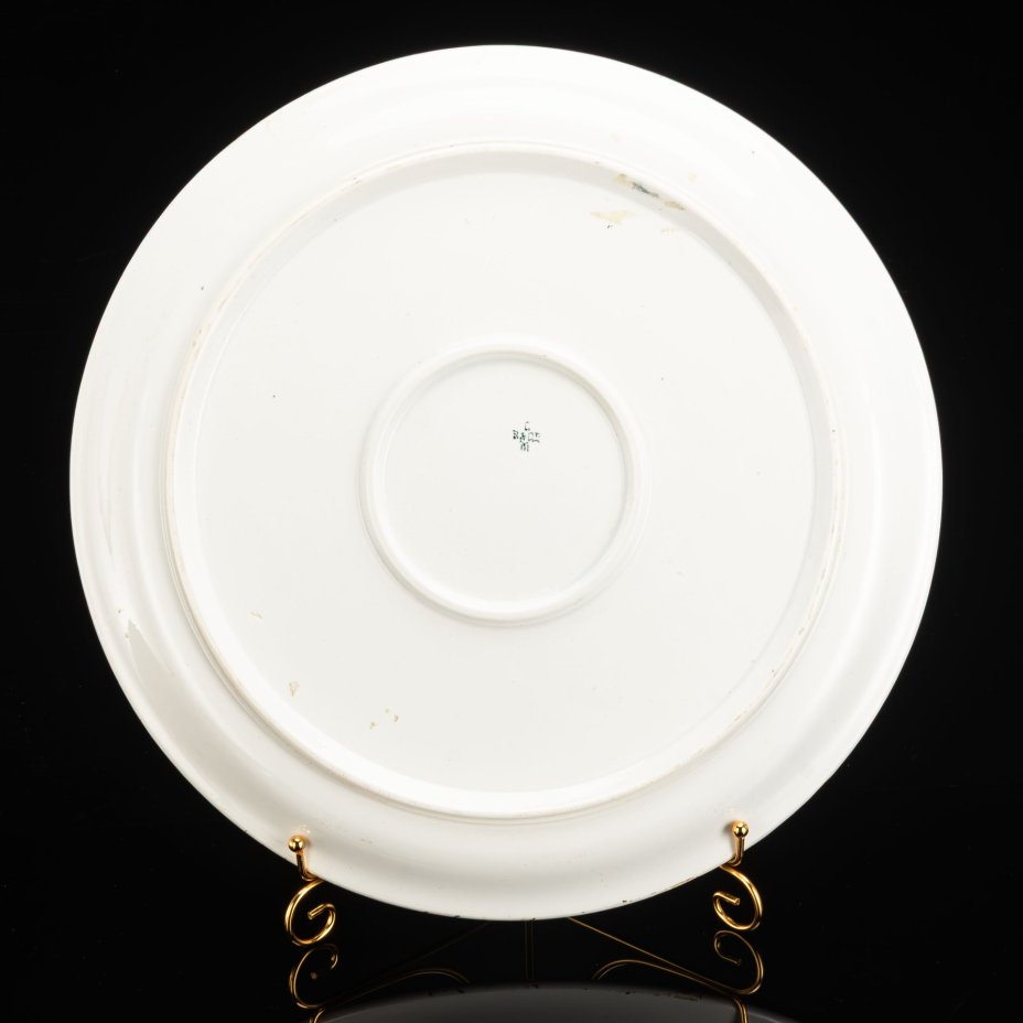 Блюдо декоративное с изображением сцены у таверны, Creil and Montereau Barluet and Co, фаянс, роспись, Франция, 1876-1890 гг.