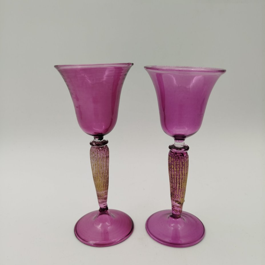 Набор из двух ликерных рюмок марганцевого цвета на высокой ножке, стекло, золочение, Европа, 1990-2000 гг.
