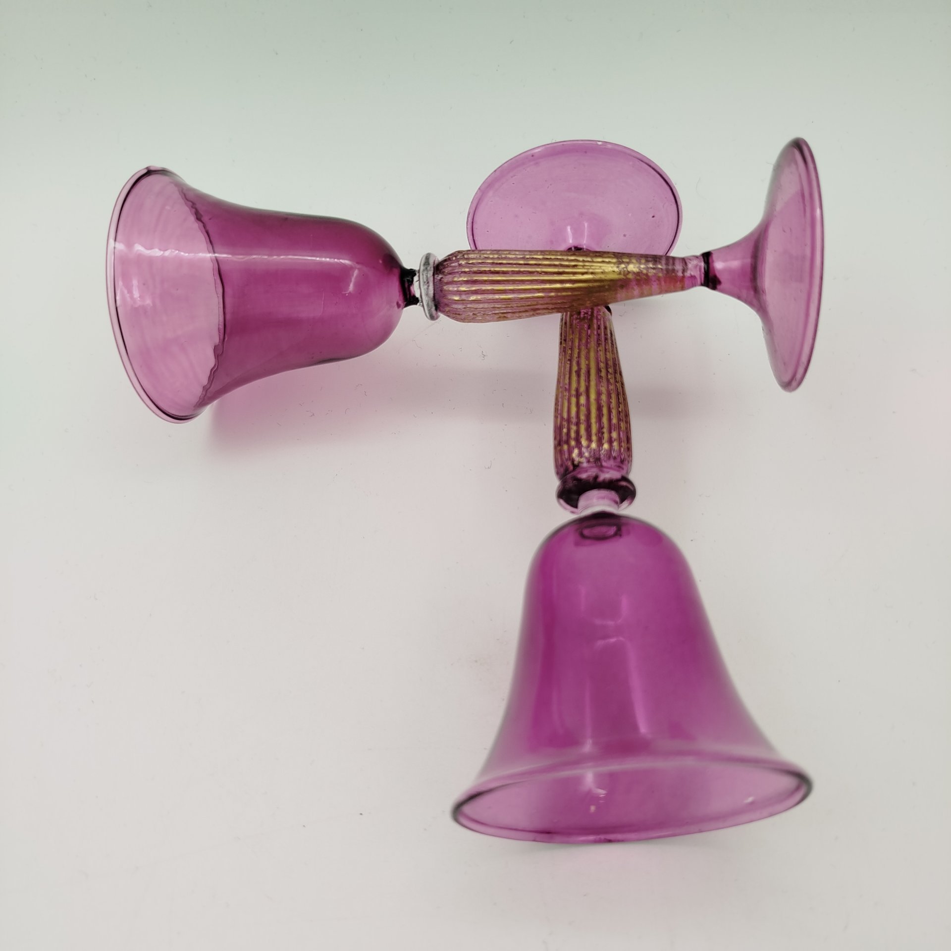 Набор из двух ликерных рюмок марганцевого цвета на высокой ножке, стекло, золочение, Европа, 1990-2000 гг.